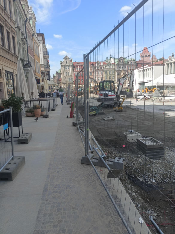 Kładą kostkę granitową na Starym Rynku w Poznaniu