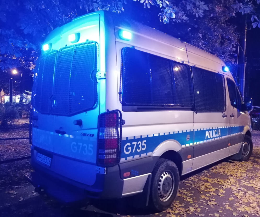 Kraków: Ostra LIBACJA i brutalny napad na policjantów! W ruch poszedł nóż