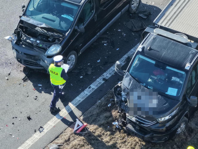 Groźny wypadek na S7. Sześć aut rozbitych, śmigłowiec LPR w akcji