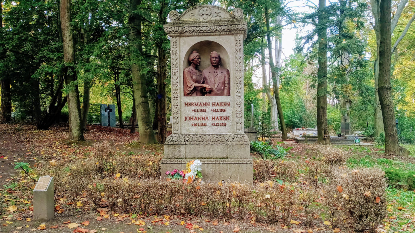 Kim był Hermann Haken? 