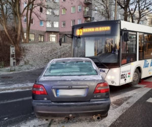 Szok! Wjechała w autobus i szarpała się z policjantami. Przyczyna może szokować.