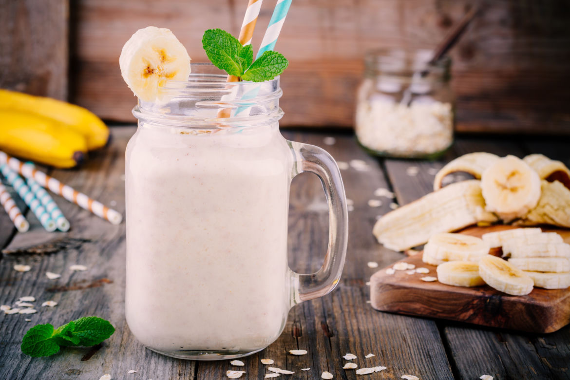 Koktajl zimowy na bazie płatków owsianych, banana, mleka, cynamonu, kakao i masła orzechowego