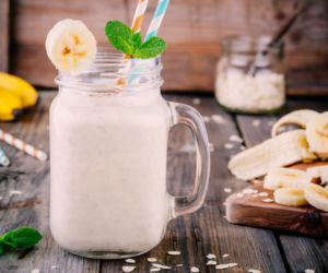 Koktajl zimowy na bazie płatków owsianych, banana, mleka, cynamonu, kakao i masła orzechowego