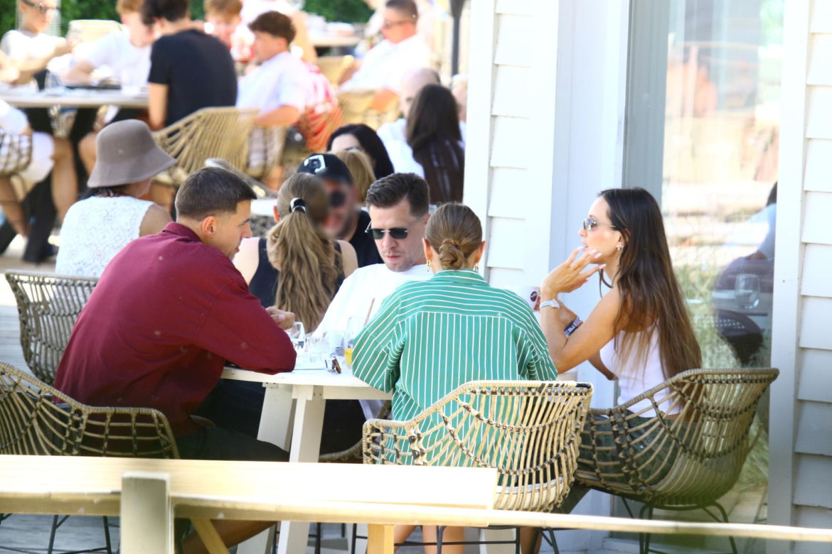 Wojciech Szczęsny z żona buszują po straganach nad polskim morzem. Spójrzcie na spodnie Mariny, to hit Sopotu!