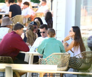Wojciech Szczęsny z żona buszują po straganach nad polskim morzem. Spójrzcie na spodnie Mariny, to hit Sopotu!