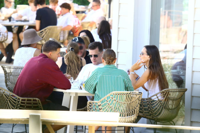 Wojciech Szczęsny z żona buszują po straganach nad polskim morzem. Spójrzcie na spodnie Mariny, to hit Sopotu!