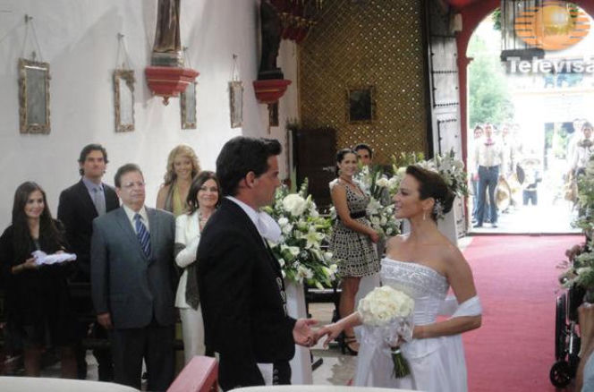 Nieposkromiona miłość (Amor bravio). Ślub Camili (Silvia Navarro) i Daniela (Cristian de la Fuente)