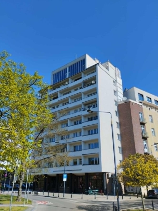 Penthouse'y dobudowane na szczycie bloku z epoki PRL