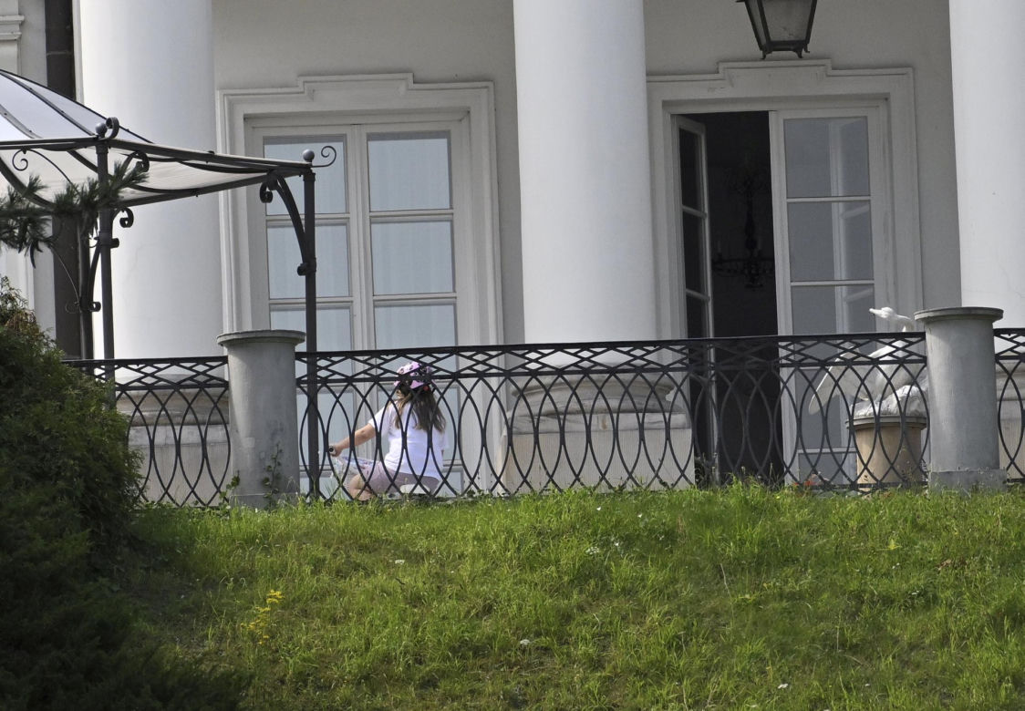 Kasia Nawrocka czuje się już w Belwederze jak u siebie! Przemieszcza się na rowerku!