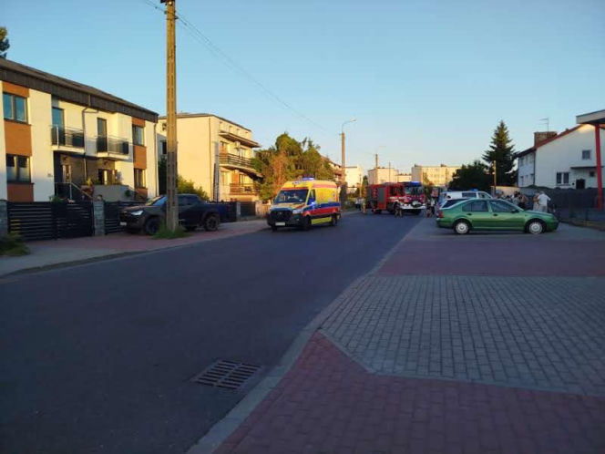 Dziecko wypadło z pierwszego piętra szeregowca przy ul. Chełmońskiego w Siedlcach