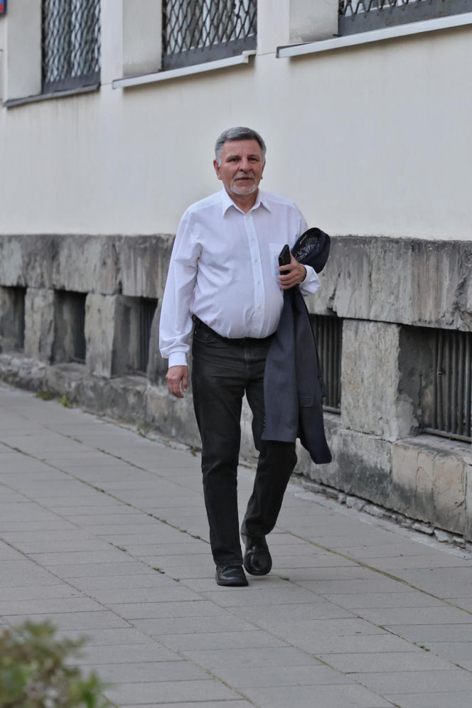 Zamiast na Nowogrodzkiej, Morawiecki i jego stronnicy spotkali się przy Konopnickiej. Były cukierki dla dziennikarzy