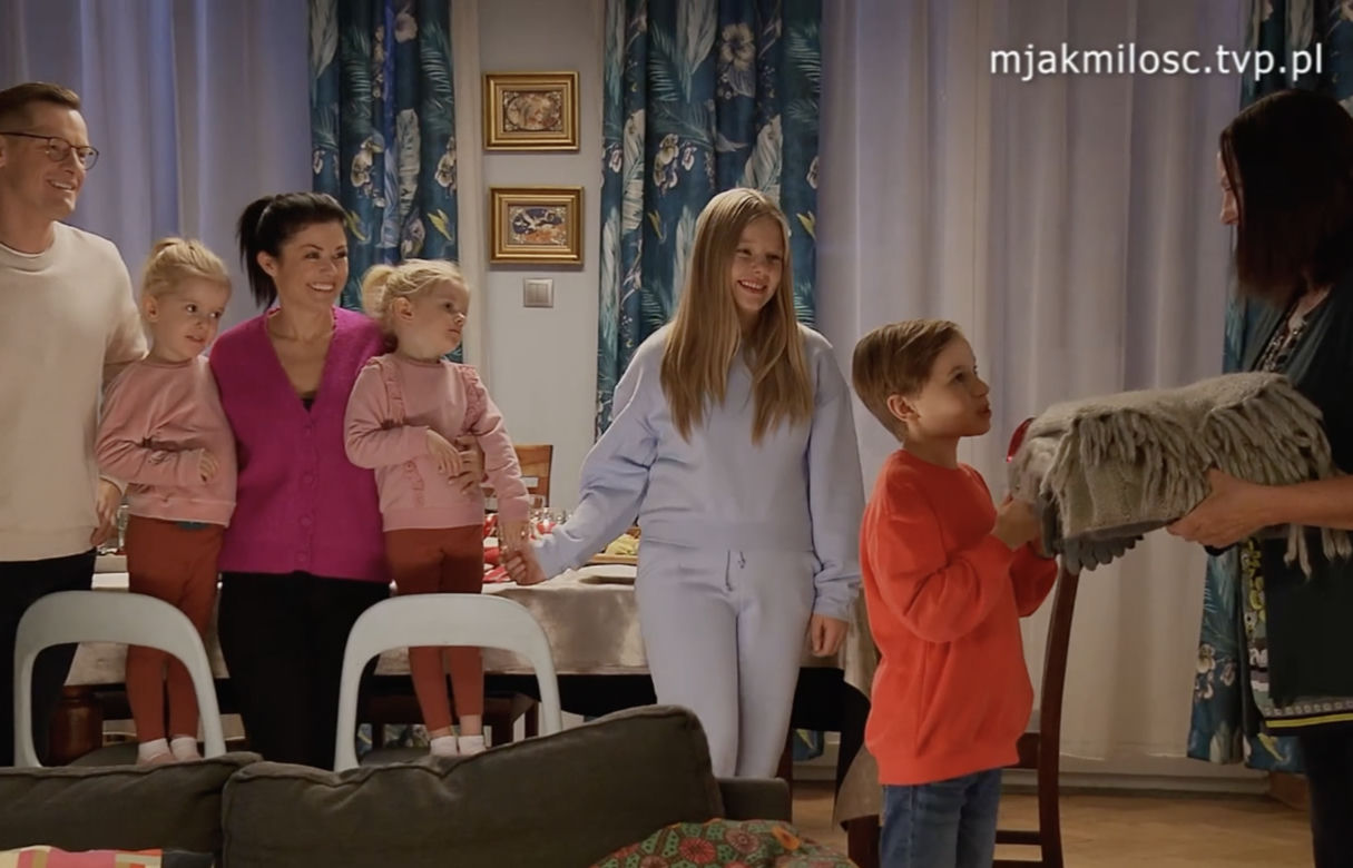 M jak miłość. Kinga (Katarzyna Cichopek), Krysia (Hanna Mikuć), Piotrek (Marcin Mroczek), Emilka (Julia Kempka), Zuzia (Marcelina Kempka), Misiek (Aleksander Bożyk), Lenka (Olga Cybińska)