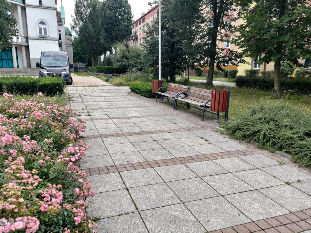 Siedział na ławce obok dziewczyny. Tyle wystarczyło, by zaczęli go okładać młotkiem