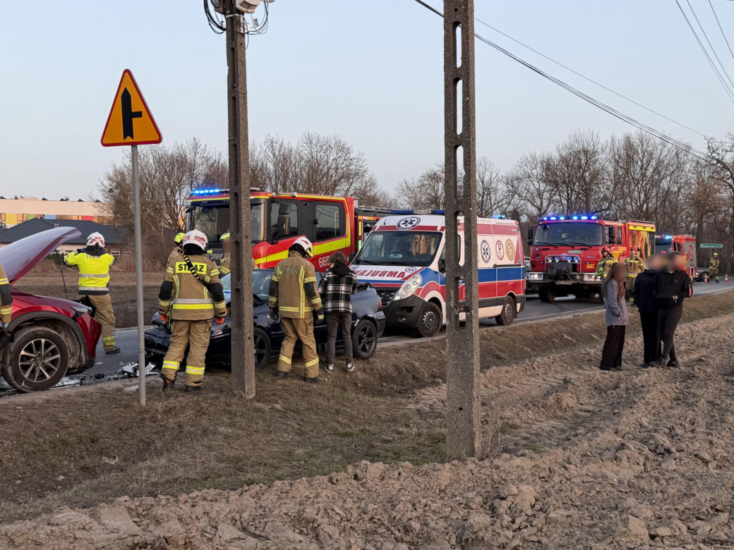 Huk w spokojnej wsi. Doszło do wypadku, jedna osoba w szpitalu