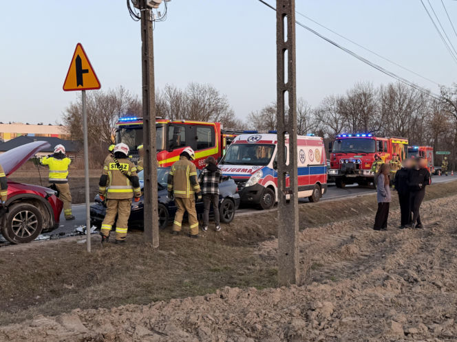 Huk w spokojnej wsi. Doszło do wypadku, jedna osoba w szpitalu