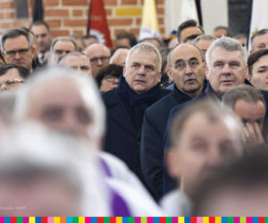 Łomża. Biskup Stanisław Stefanek pochowany. Żegnały go setki ludzi