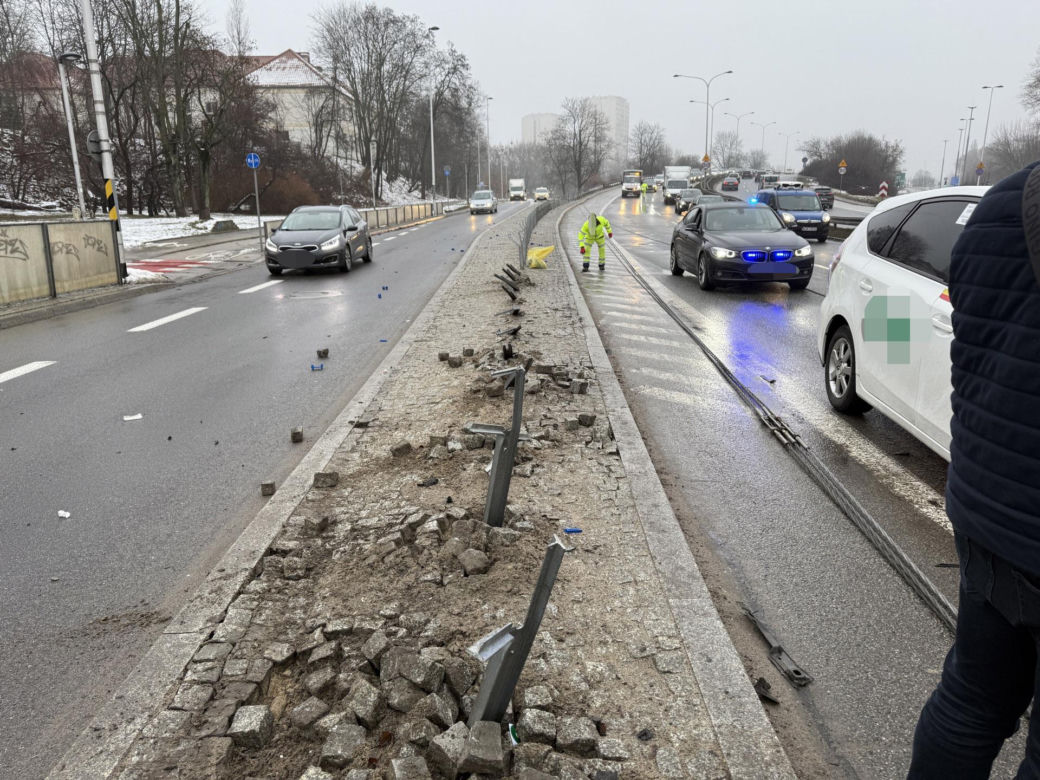 Stalowe liny wychłostały przejeżdżające samochody