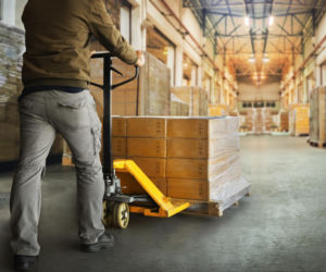 Wózki paletowe w magazynie – które wybrać, by ułatwić logistykę?