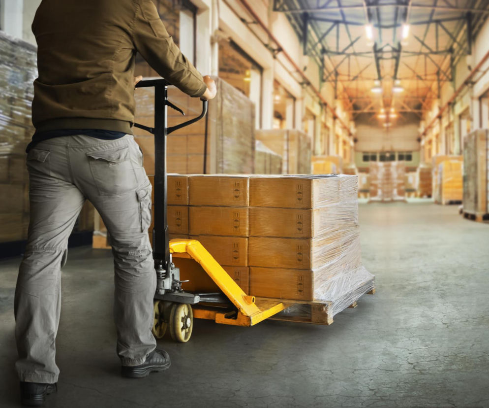 Wózki paletowe w magazynie – które wybrać, by ułatwić logistykę?