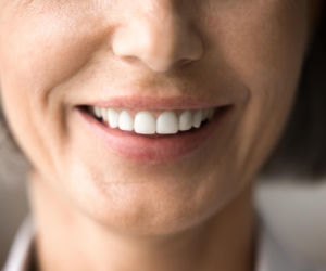 Pieczenie, suchość, ból zębów – czy to menopauza? Sprawdź, jak ratować swój uśmiech