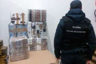 Przemytnicy wrócili do Bobrownik. KAS znalazła papierosy w ciężarówkach