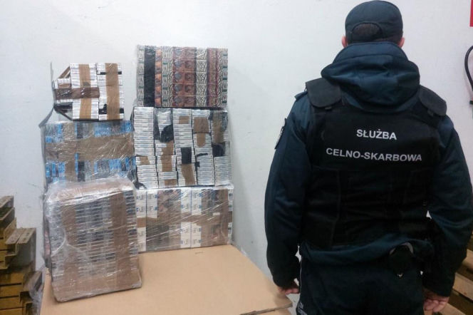 Przemytnicy wrócili do Bobrownik. KAS znalazła papierosy w ciężarówkach