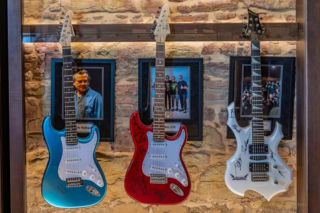 W tym świętokrzyskim miasteczku zobaczysz największą kolekcję gitar. Dawniej prowadził tędy rzymski szlak