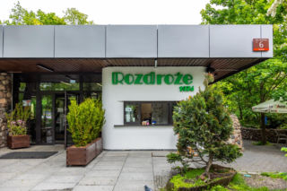Włoska zastawa i wykładzina. To był szyk! Na kawę przychodził Kisiel. W środku Hałasy, monstery, a w menu słynne wuzetki. Cafe Rozdroże