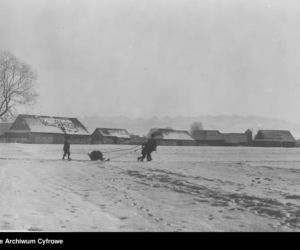 Dzieci na sankach w Lipnicach Wielkich (1932 r.)