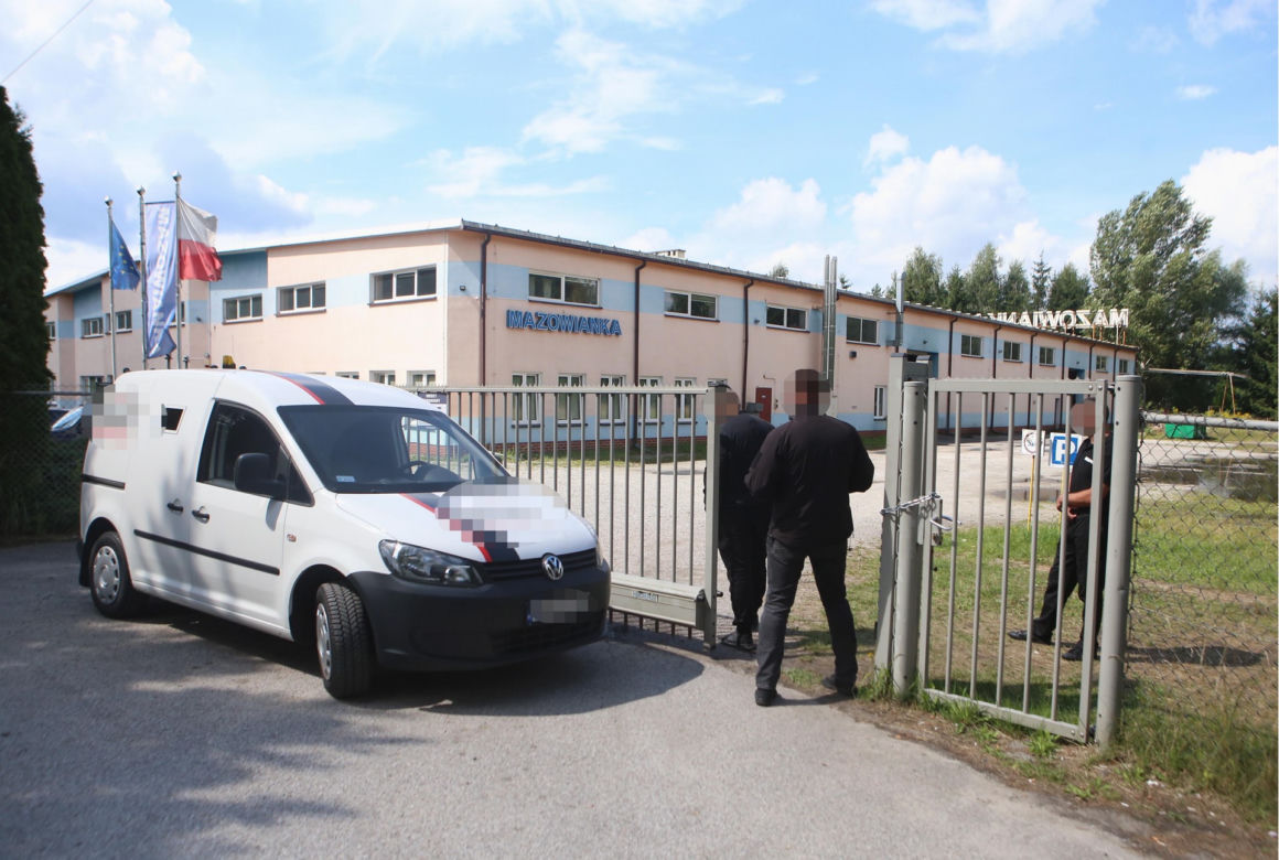 Przez lata znęcał się nad pracownikami. Teraz zamknął się w fabryce
