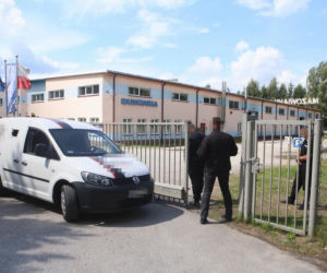 Przez lata znęcał się nad pracownikami. Teraz zamknął się w fabryce