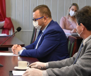 Sesja w czasie zarazy. Radni w maseczkach i rękawiczkach debatowali o... funduszu sołeckim!