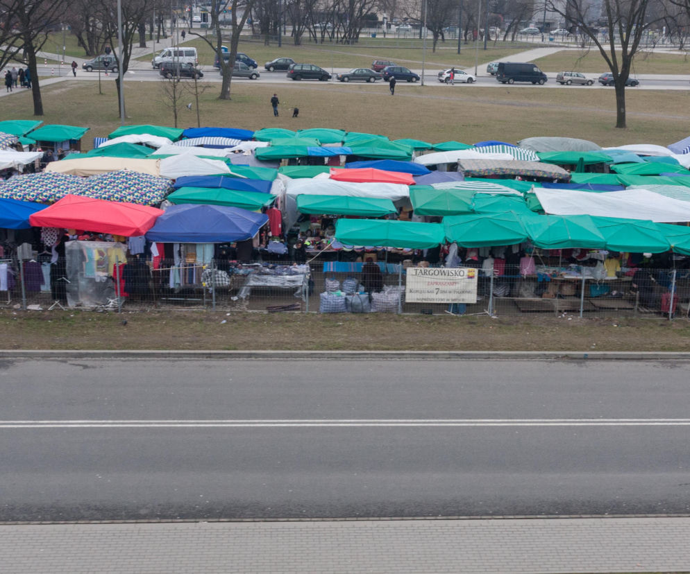 Zostawili bazar nad metrem