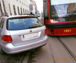 Łódź: zostawił auto przy torach i NA GODZINĘ ZABLKOWOWAŁ ruch tramwajów! [FOTO]