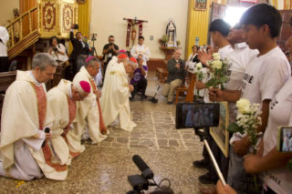 Peru: kardynałowie i biskupi uklęknęli przed rolnikami – ofiarami Sodalicio