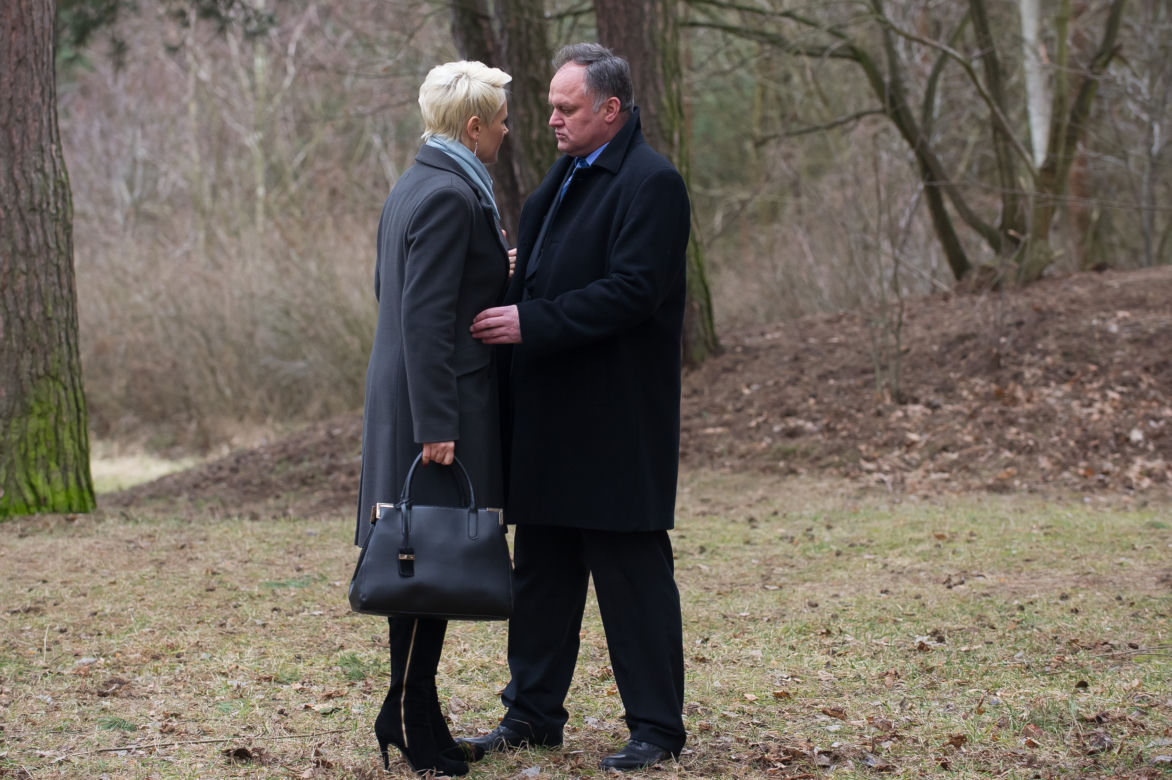 Na Wspólnej odcinek 2275, Ilona (Anna Samusionek), urzędnik (Marek Kasprzyk)