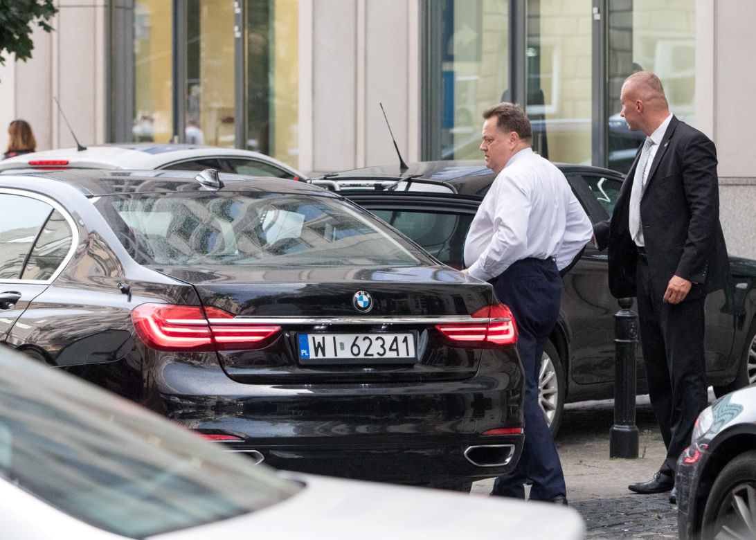 Minister od policji jeździ na czerwonym