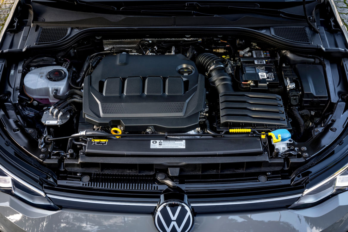 Volkswagen Golf 8 Style / Oryx White