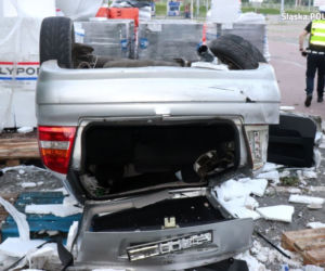 Groźny wypadek w Bytomiu. Auto spadło na parking Obi! Kierowca był pijany