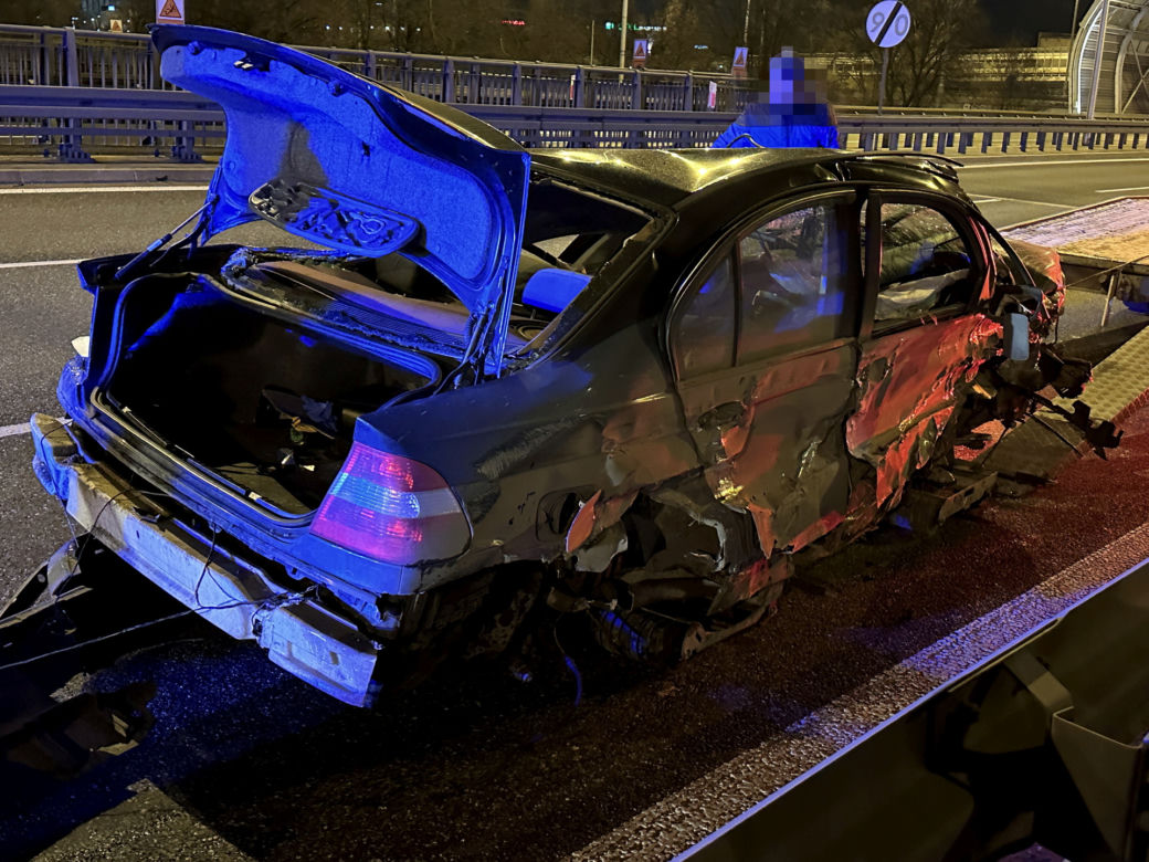 Bmw zgniecione przez tira jak puszka na trasie S8