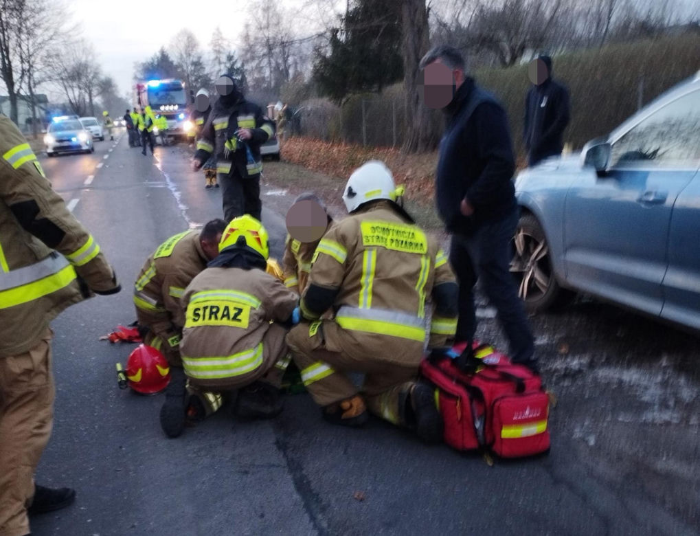 Śmiertelny wypadek pod Poddębicami. Nie żyje kierowca białego BMW, dwie osoby ranne [ZDJĘCIA]