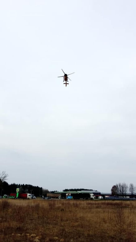 Groza na drodze. Trzy osoby ranne po czołówce w Łącku. W akcji śmigłowiec LPR