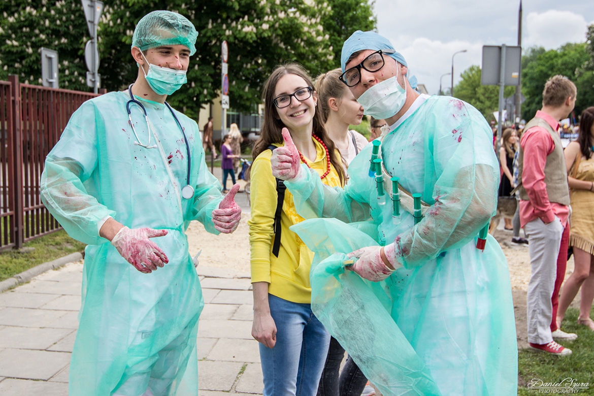 Korowód juwenaliowy na krakowski Rynek: Studenci świętują! [ZDJĘCIA]