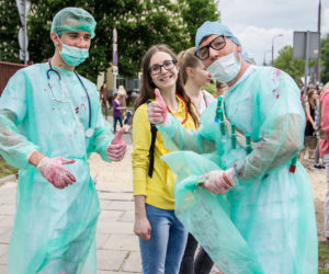 Korowód juwenaliowy na krakowski Rynek: Studenci świętują! [ZDJĘCIA]