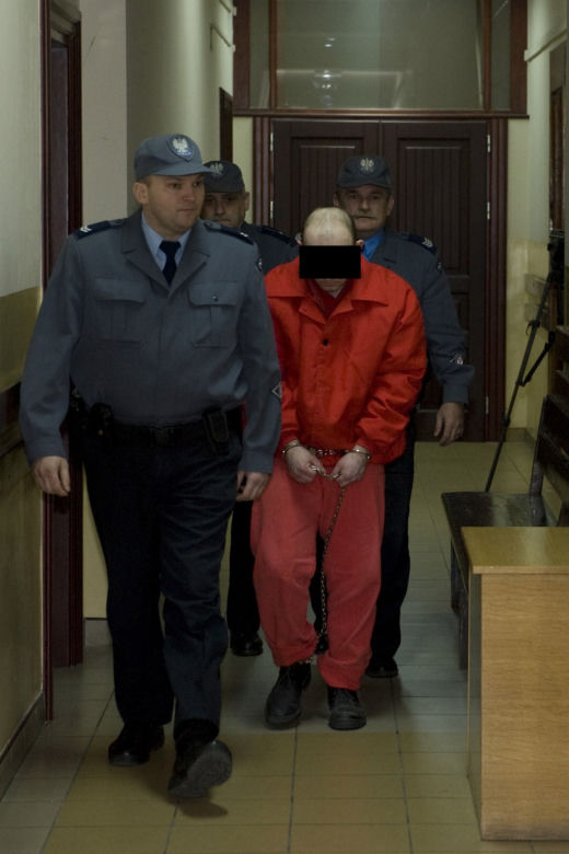 Kazałem się jej rozebrać i zrobiłem to z nią. Zadawałem ciosy nożem. Nie chciałem zabić