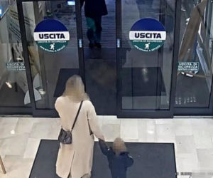 Wyrwali matce dziecko w supermarkecie! Próbowali porwać kilkulatkę