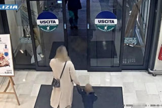 Wyrwali matce dziecko w supermarkecie! Próbowali porwać kilkulatkę