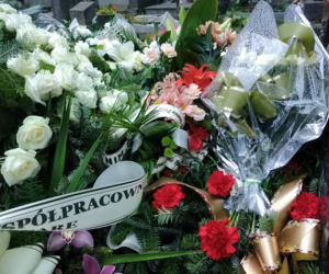 Tragedia w Salisbury. Zamordowane kobiety pochowane w Tarnowie. Grobu nie widać spod kwiatów