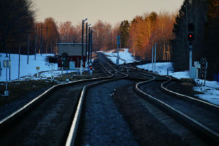 Pociąg uderzył w auto na Dolnym Śląsku. Akcja służb