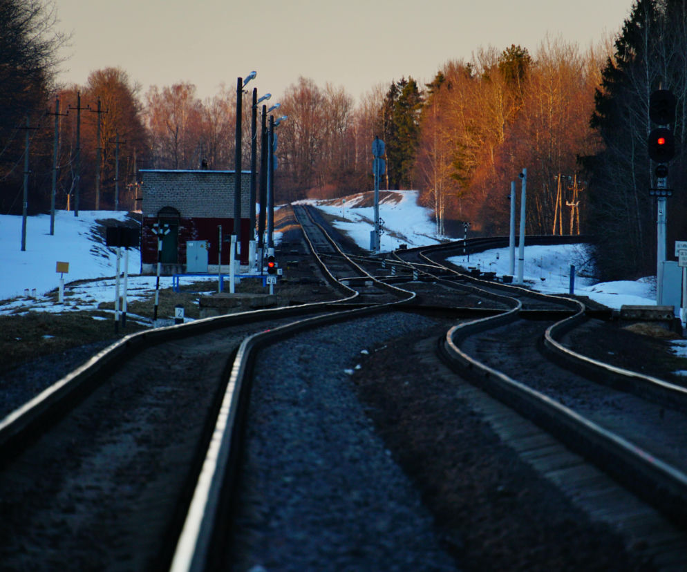 Wypadek na przejeździe kolejowym. Pociąg staranował auto 
